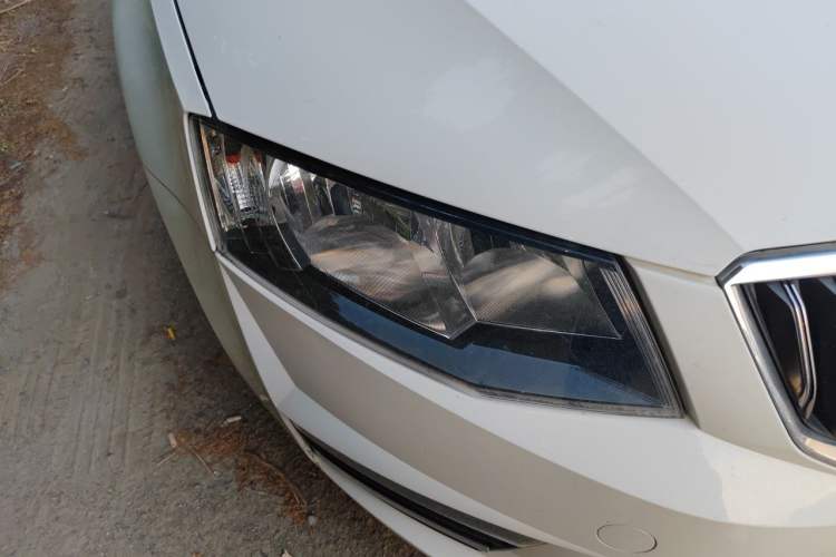 Used Skoda Octavia 2017 1.6L Automatic Smart Drive Edition Right Front Headlight