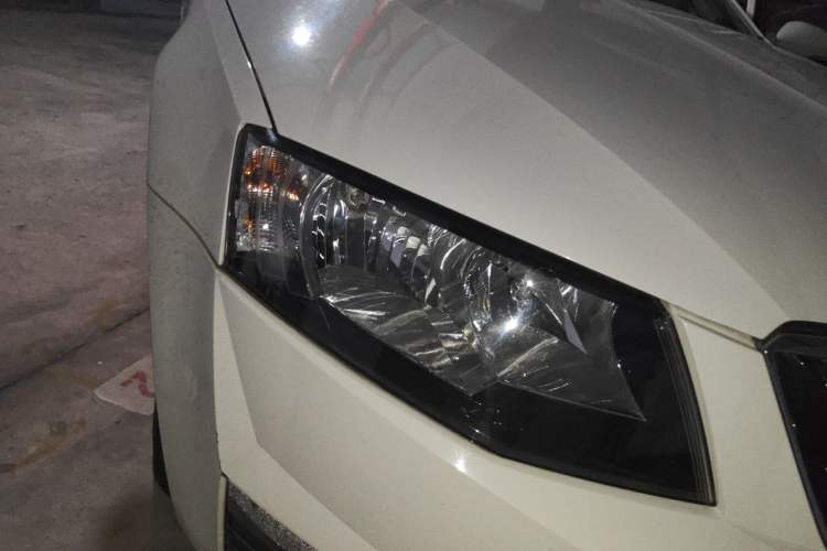 Used Skoda Octavia 2017 1.6L Automatic Smart Drive Edition Right Front Headlight