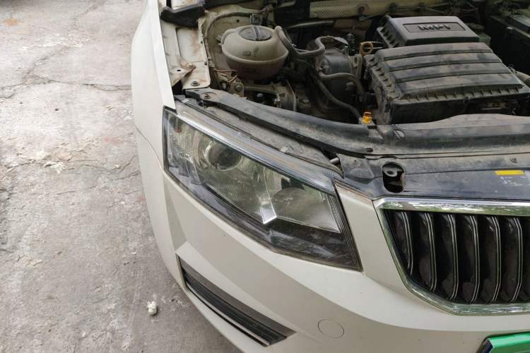 Used Skoda Octavia 2017 1.6L Automatic Smart Drive Edition Right Front Headlight