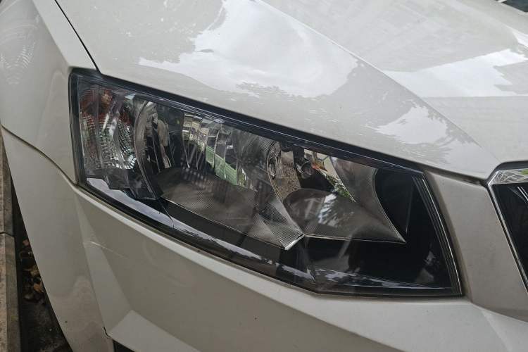 Used Skoda Octavia 2017 1.6L Automatic Smart Drive Edition Right Front Headlight