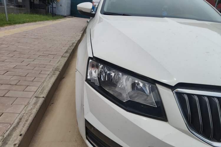 Used Skoda Octavia 2017 1.6L Manual Smart Drive Edition Right Front Headlight