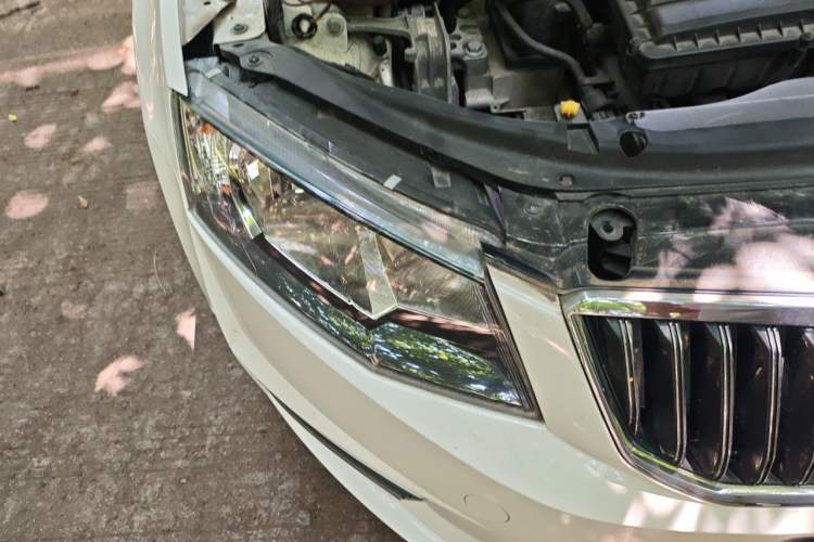 Used Skoda Octavia 2017 1.6L Manual Smart Drive Edition Right Front Headlight