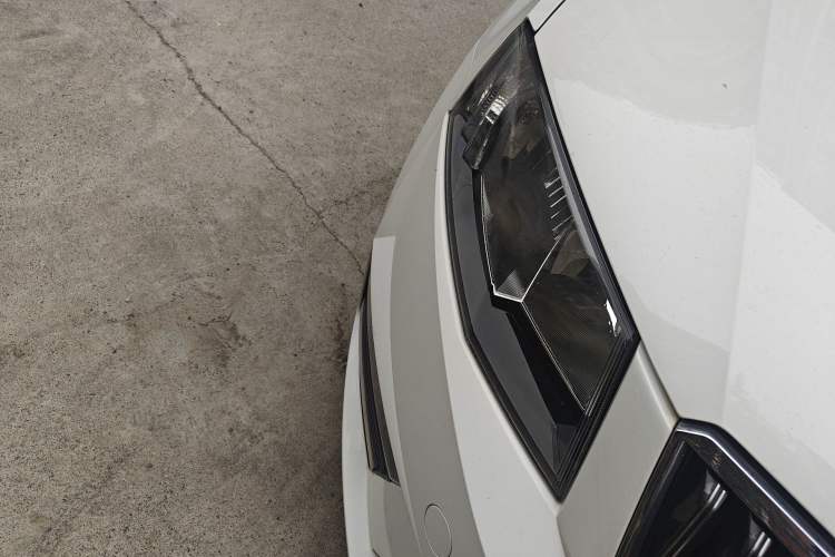 Used Skoda Octavia 2017 Classic Model 1.6L Manual Comfort Edition Right Front Headlight