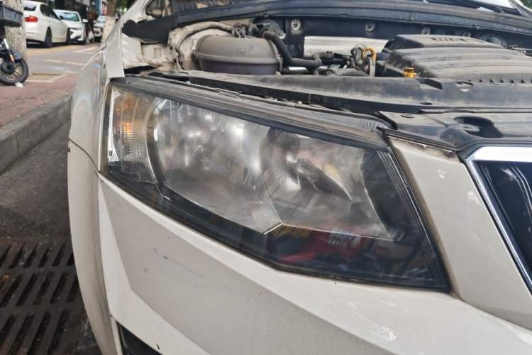 Used Skoda Octavia 2017 Classic Model 1.6L Automatic Standard Edition Right Front Headlight