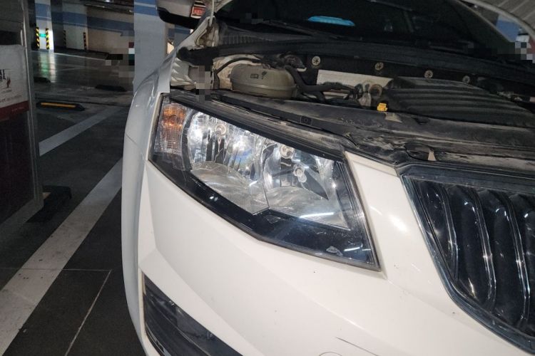 Used Skoda Octavia 2017 Classic Model 1.6L Automatic Comfort Edition Right Front Headlight