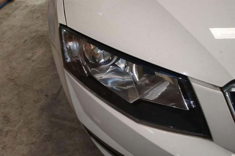 Used Skoda Octavia 2017 1.6L Automatic Smart Drive Edition Right Front Headlight