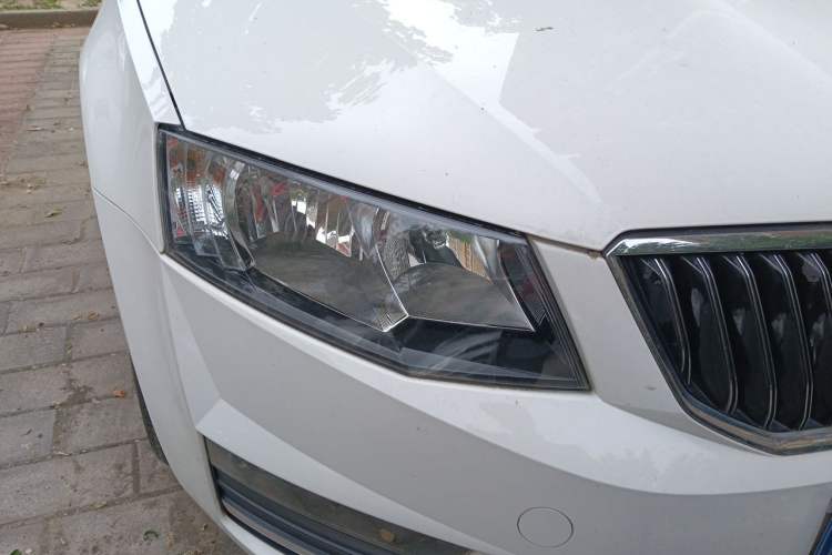 Used Skoda Octavia 2017 1.6L Automatic Smart Drive Edition Right Front Headlight