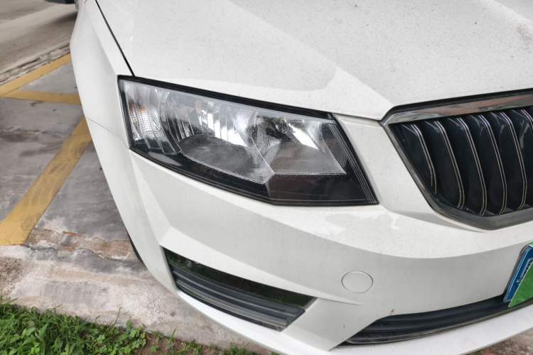 Used Skoda Octavia 2017 1.6L Automatic Front-Wheel Drive Model Right Front Headlight