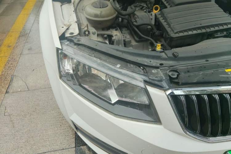 Used Skoda Octavia 2017 1.6L Automatic Smart Drive Edition Right Front Headlight