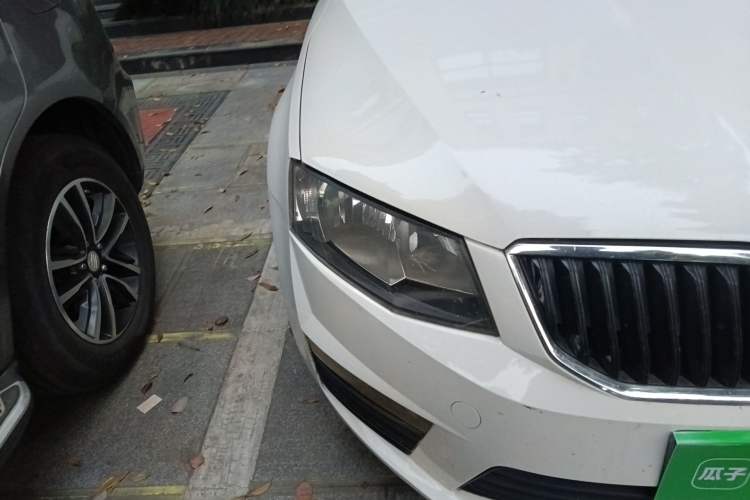 Used Skoda Octavia 2017 Classic Model 1.6L Manual Standard Edition Right Front Headlight
