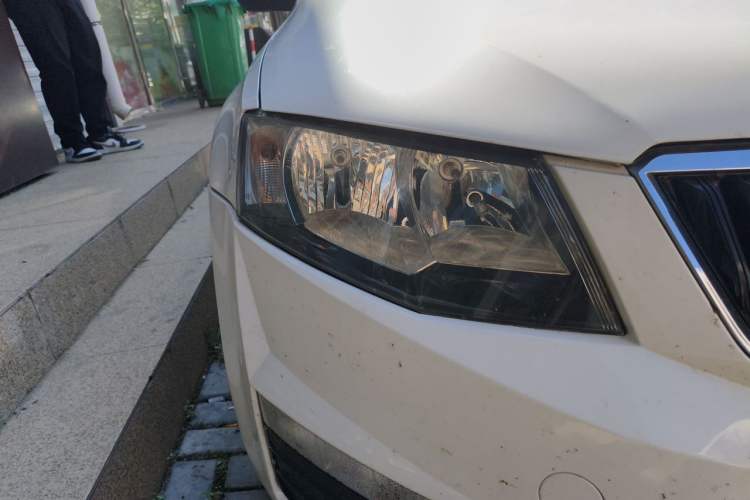 Used Skoda Octavia 2017 Classic Model 1.6L Automatic Standard Edition Right Front Headlight