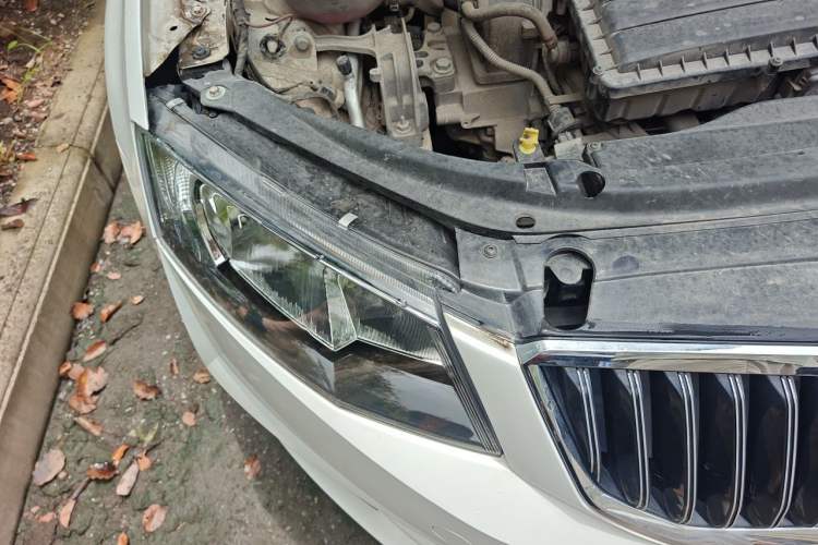 Used Skoda Octavia 2017 1.6L Manual Smart Drive Edition Right Front Headlight
