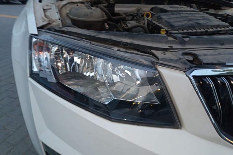 Used Skoda Octavia 2017 1.6L Automatic Chuanxing Edition Right Front Headlight