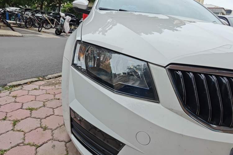 Used Skoda Octavia 2017 1.6L Automatic Chuanxing Edition Right Front Headlight