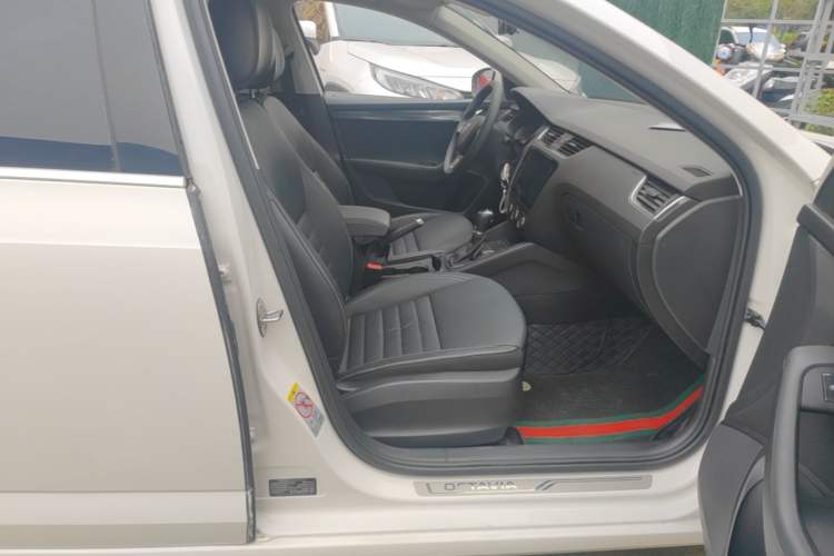 Used Skoda Octavia 2017 1.6L Automatic Smart Drive Edition Right Front Seat