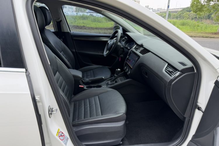 Used Skoda Octavia 2017 1.6L Automatic Smart Drive Edition Right Front Seat