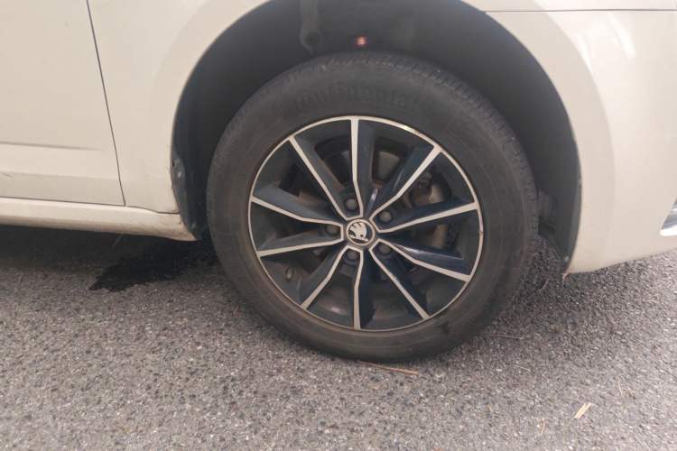Used Skoda Octavia 2017 1.6L Automatic Smart Drive Edition Right Front Wheel Hub