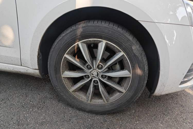 Used Skoda Octavia 2017 1.6L Manual Front-Wheel-Drive Version Right Front Wheel Hub