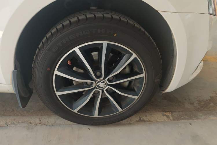 Used Skoda Octavia 2017 1.6L Automatic Smart Drive Edition Right Front Wheel Hub