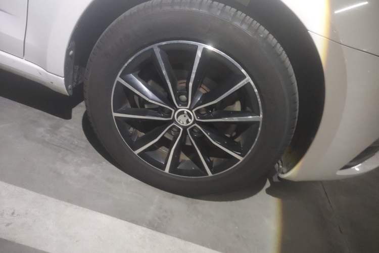 Used Skoda Octavia 2017 1.6L Automatic Smart Drive Edition Right Front Wheel Hub