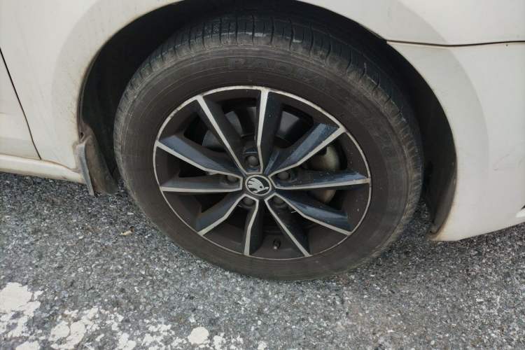 Used Skoda Octavia 2017 1.6L Manual Smart Drive Edition Right Front Wheel Hub