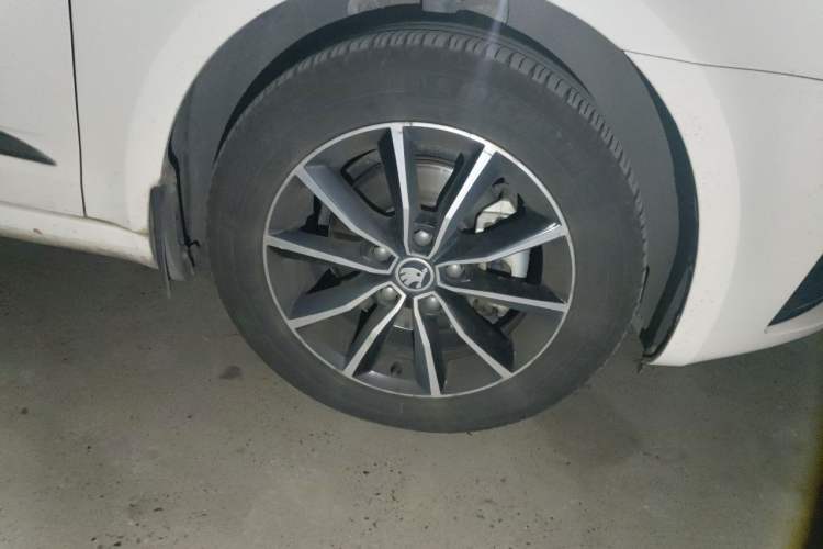 Used Skoda Octavia 2017 1.6L Automatic Smart Drive Edition Right Front Wheel Hub