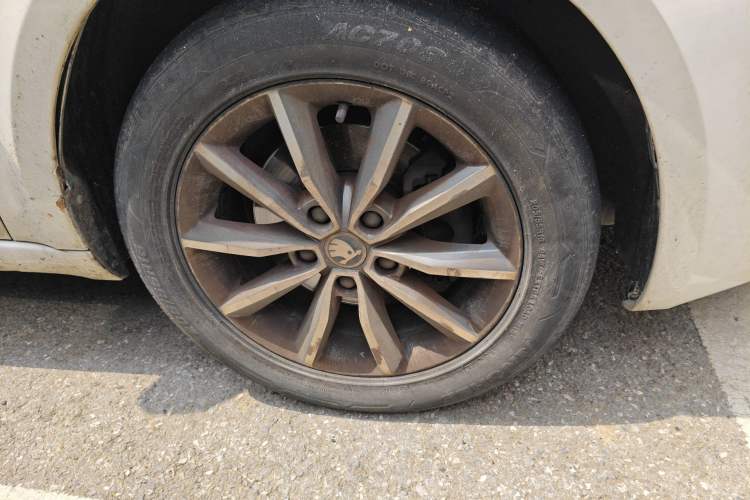 Used Skoda Octavia 2017 Classic Model 1.6L Automatic Comfort Edition Right Front Wheel Hub