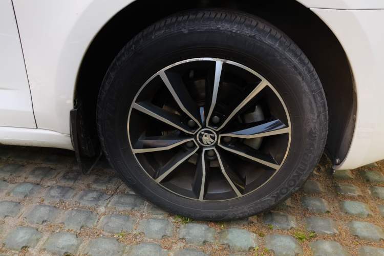 Used Skoda Octavia 2017 1.6L Automatic Smart Drive Edition Right Front Wheel Hub