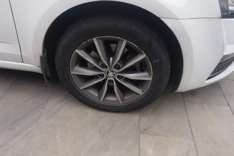Used Skoda Octavia 2017 Classic Model 1.6L Automatic Comfort Edition Right Front Wheel Hub