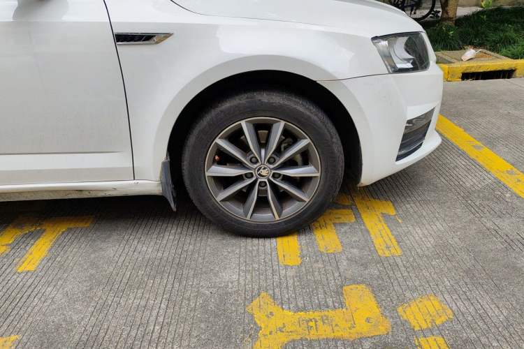 Used Skoda Octavia 2017 1.6L Automatic Chuanxing Edition Right Front Wheel Hub