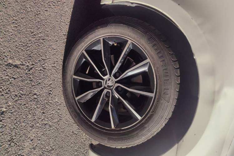 Used Skoda Octavia 2017 1.6L Automatic Smart Drive Edition Right Front Wheel Hub