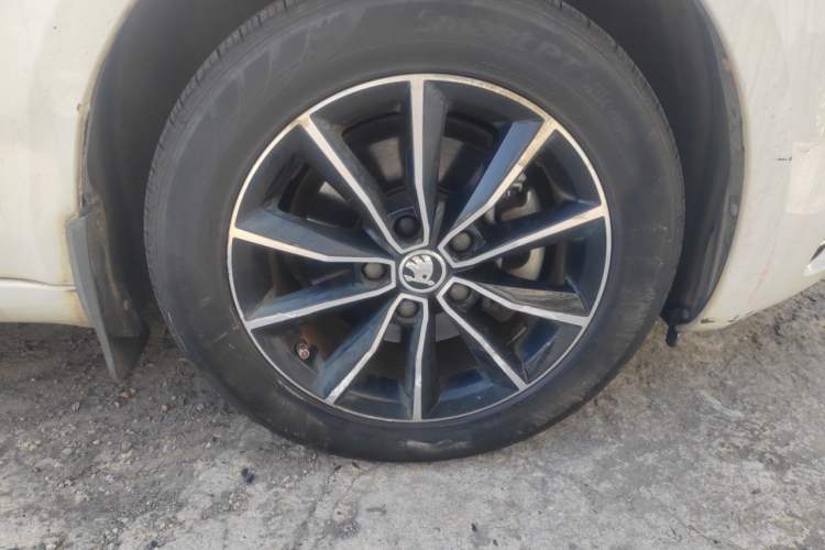 Used Skoda Octavia 2017 1.6L Automatic Smart Drive Edition Right Front Wheel Hub
