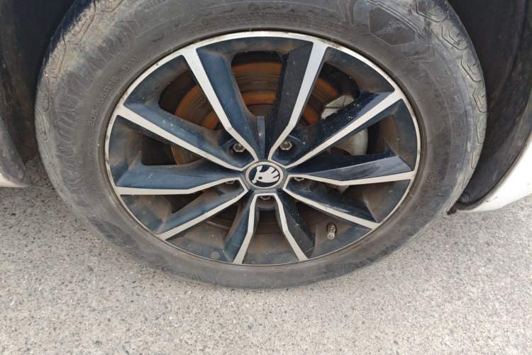 Used Skoda Octavia 2017 1.6L Automatic Smart Drive Edition Right Front Wheel Hub