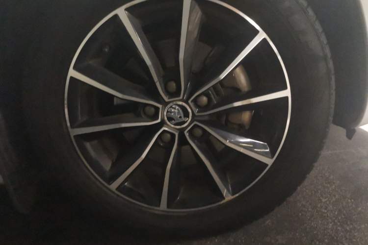 Used Skoda Octavia 2017 TSI280 DSG Smart Drive Edition Right Front Wheel Hub