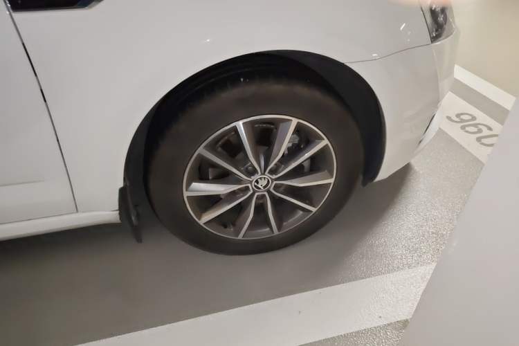 Used Skoda Octavia 2017 1.6L Automatic Chuanxing Edition Right Front Wheel Hub