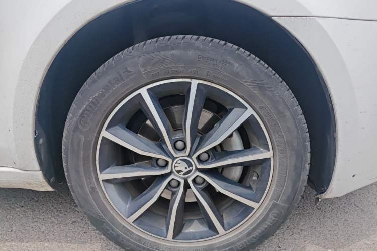 Used Skoda Octavia 2017 TSI280 DSG Smart Drive Edition Right Front Wheel Hub