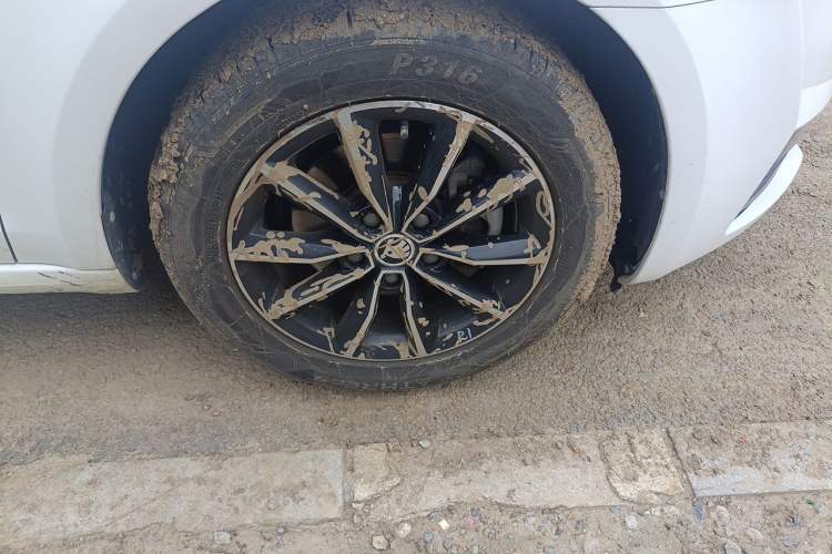 Used Skoda Octavia 2017 1.6L Manual Smart Drive Edition Right Front Wheel Hub