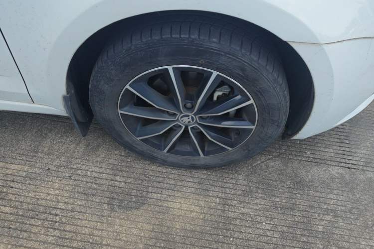 Used Skoda Octavia 2017 1.6L Automatic Smart Drive Edition Right Front Wheel Hub