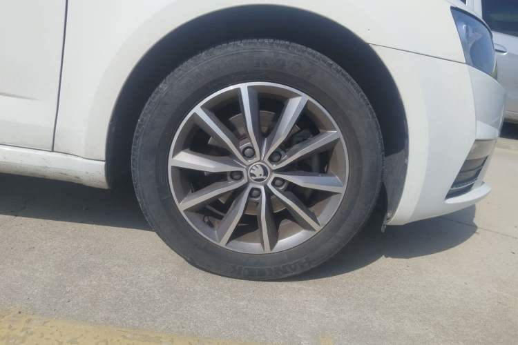 Used Skoda Octavia 2017 1.6L Manual Trend Edition Right Front Wheel Hub