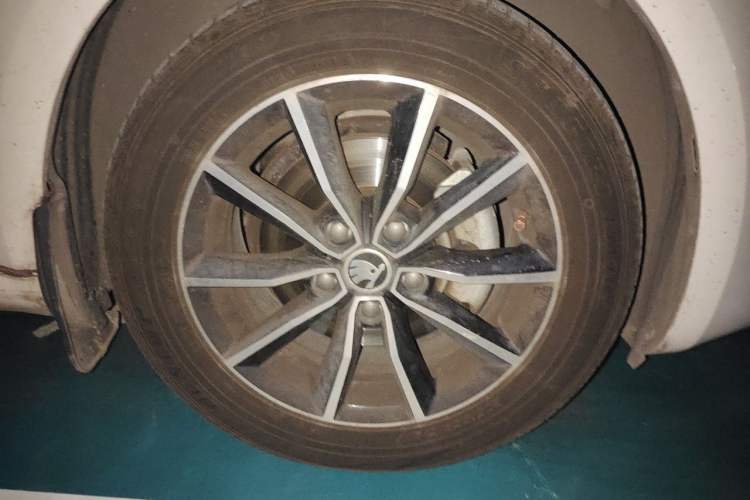 Used Skoda Octavia 2017 1.6L Manual Smart Drive Edition Right Front Wheel Hub