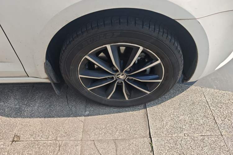 Used Skoda Octavia 2017 1.6L Automatic Smart Drive Edition Right Front Wheel Hub