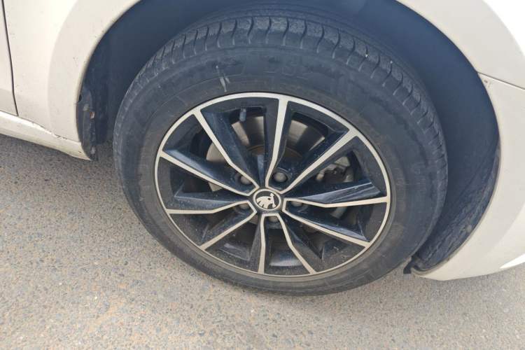 Used Skoda Octavia 2017 1.6L Manual Smart Drive Edition Right Front Wheel Hub