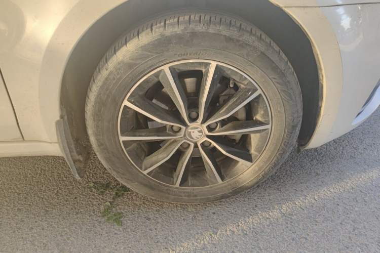 Used Skoda Octavia 2017 1.6L Automatic Smart Drive Edition Right Front Wheel Hub