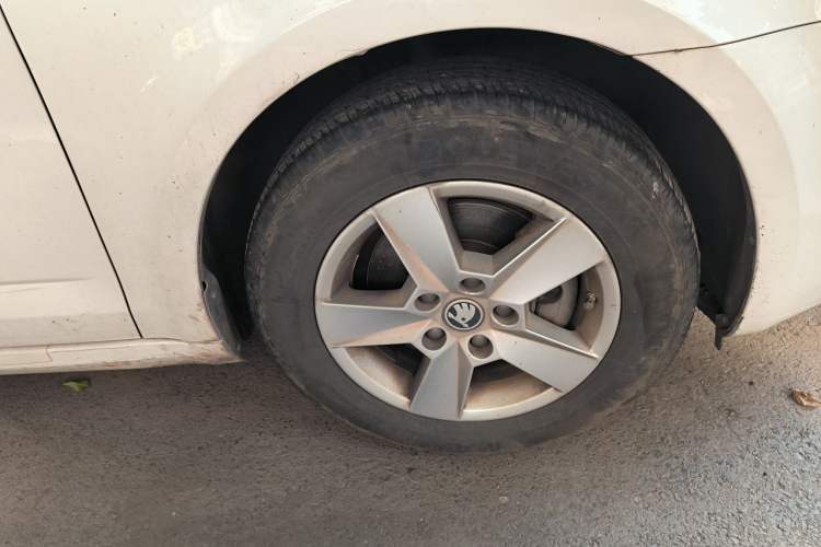 Used Skoda Octavia 2017 Classic Model 1.6L Automatic Standard Edition Right Front Wheel Hub