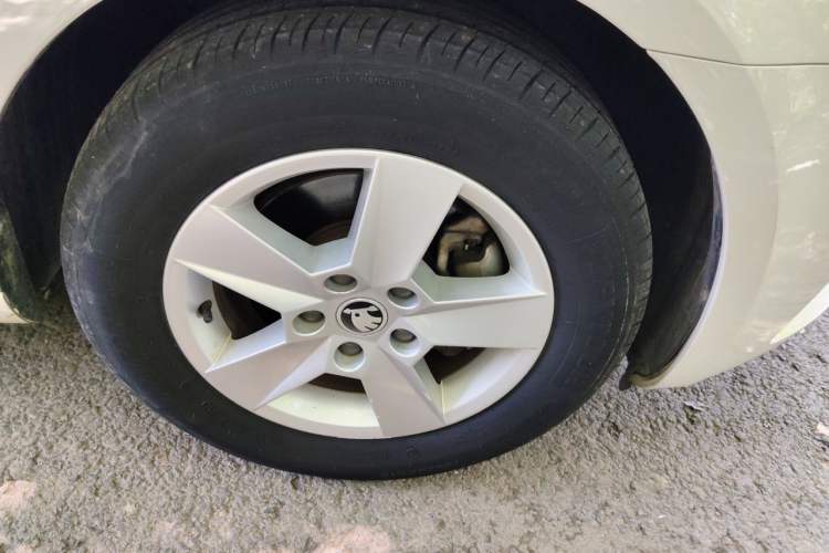 Used Skoda Octavia 2017 Classic Model 1.6L Automatic Standard Edition Right Front Wheel Hub