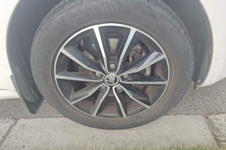 Used Skoda Octavia 2017 1.6L Automatic Smart Drive Edition Right Front Wheel Hub