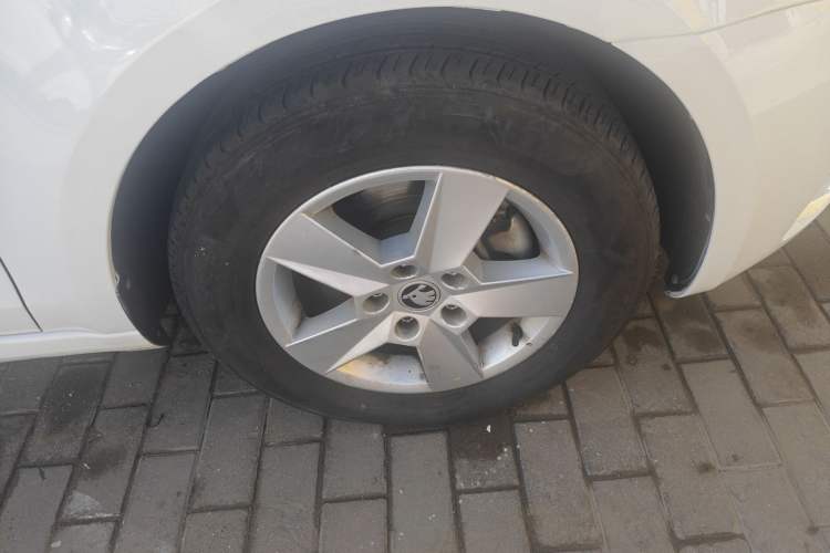 Used Skoda Octavia 2017 Classic Model 1.6L Automatic Standard Edition Right Front Wheel Hub