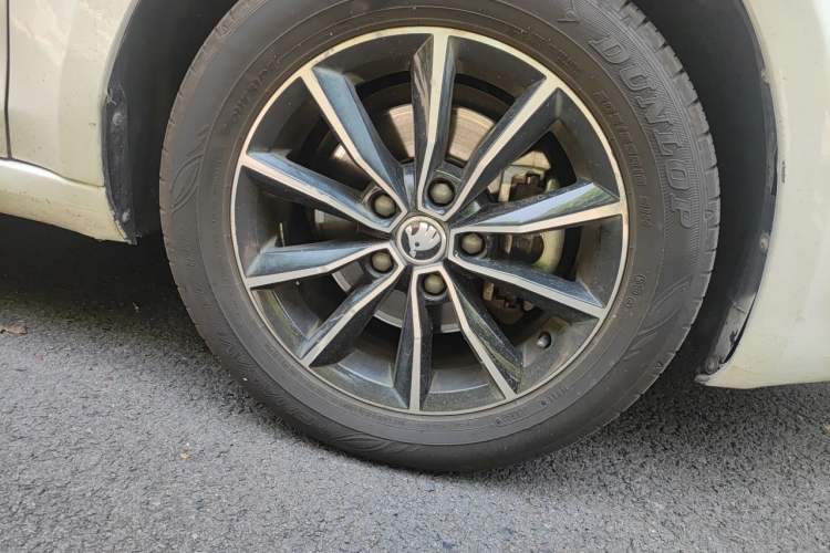 Used Skoda Octavia 2017 1.6L Automatic Smart Drive Edition Right Front Wheel Hub