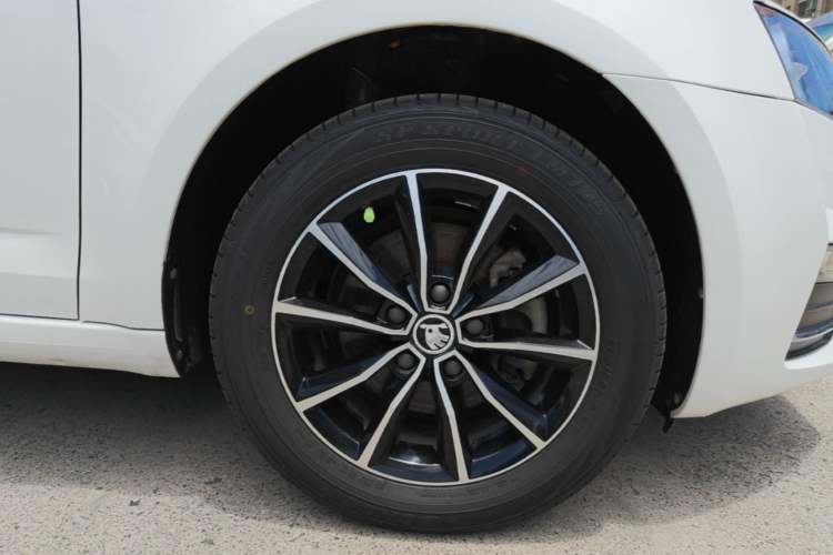 Used Skoda Octavia 2017 1.6L Automatic Smart Drive Edition Right Front Wheel Hub