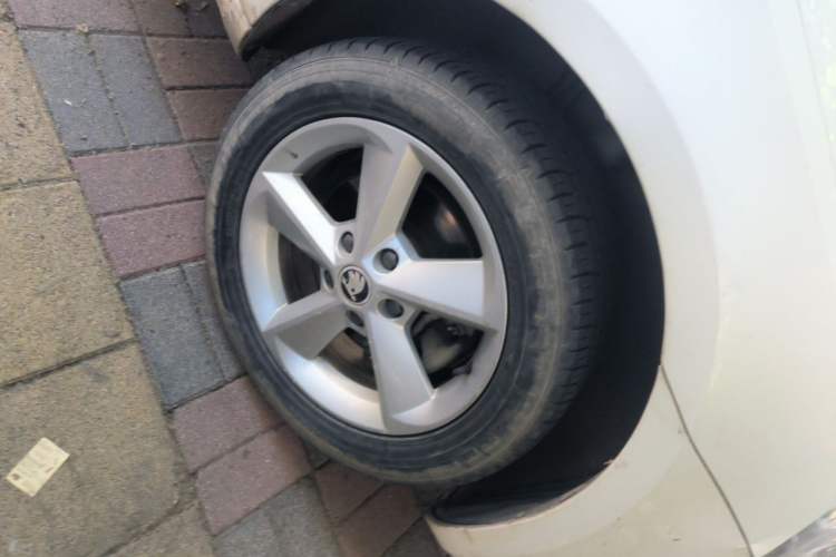 Used Skoda Octavia 2017 1.6L Automatic Front-Wheel Drive Model Right Front Wheel Hub